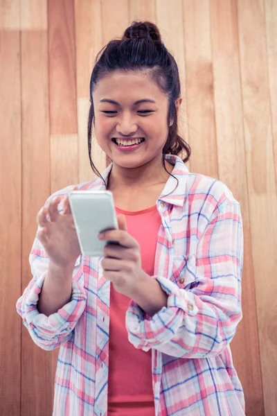 Feliz mulher asiática usando smartphone — Fotografia de Stock