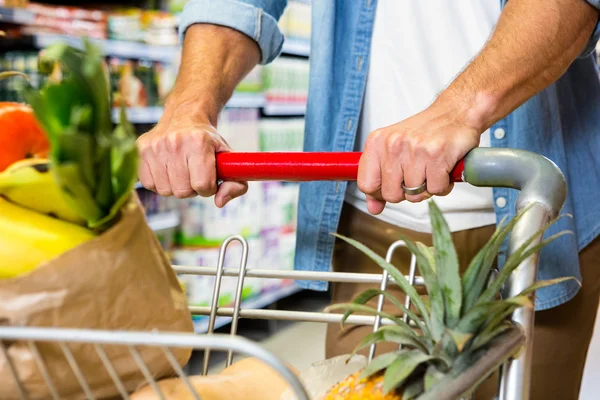 Man duwt trolley — Stockfoto