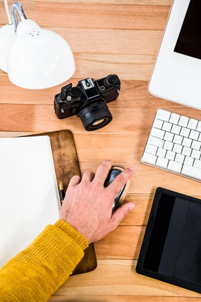 Hombre sosteniendo un ratón — Foto de Stock