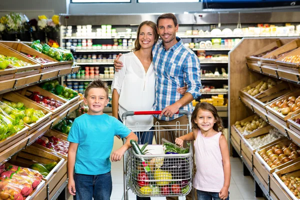 Familjen shoppar — Stockfoto