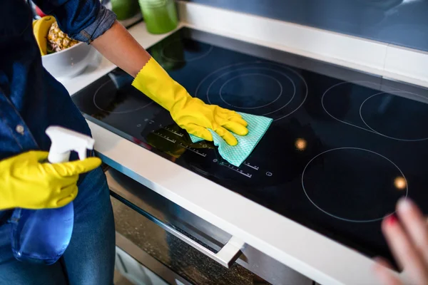 Mulher limpando na cozinha — Fotografia de Stock