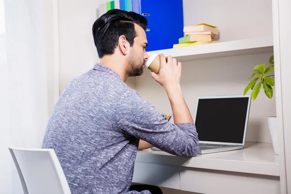 Konzentrierter Mann mit Laptop — Stockfoto