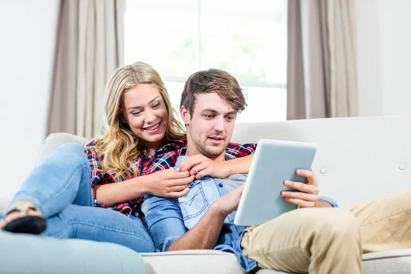 Casal usando computador tablet — Fotografia de Stock