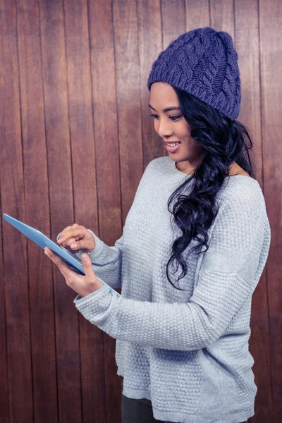 Mujer asiática usando tableta —  Fotos de Stock