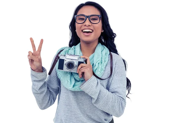 Asiatische Frau hält Kamera — Stockfoto