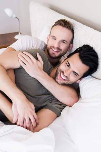 Heureux gay couple couché sur lit — Photo