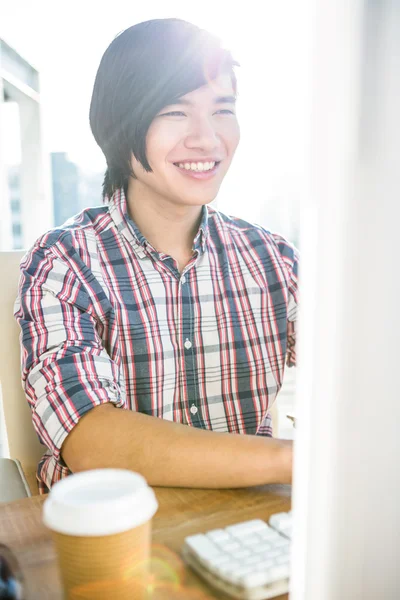 Hipster uomo d'affari utilizzando il computer — Foto Stock