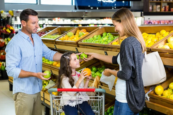 Famiglia che sceglie generi alimentari insieme — Foto Stock