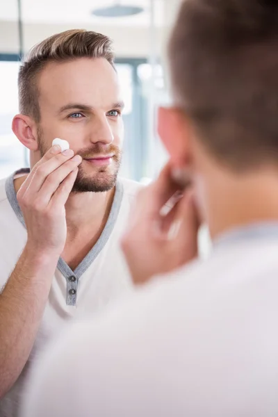 Glimlachende man die zijn baard scheren — Stockfoto