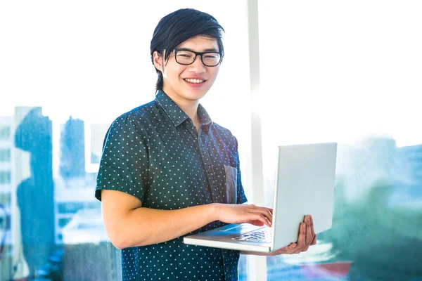 Hipster zakenman met behulp van Tablet PC — Stockfoto