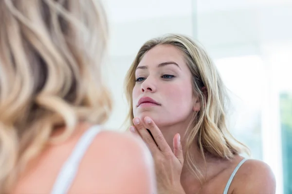 Frau sieht sich im Badezimmer an — Stockfoto