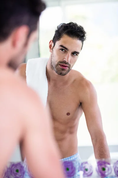 Hombre guapo mirando en el espejo — Foto de Stock
