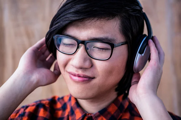 Yenilikçi kulaklık ile müzik dinleme — Stok fotoğraf