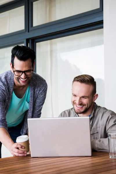 Feliz pareja gay usando laptop — Foto de Stock