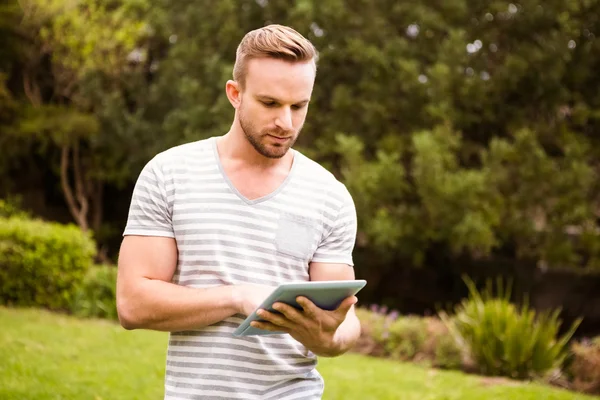 Thoughtful man using tablet — Stock Photo, Image