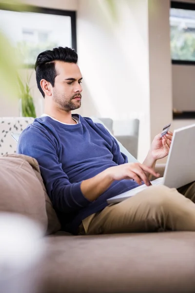 Bonito homem fazendo compras online — Fotografia de Stock