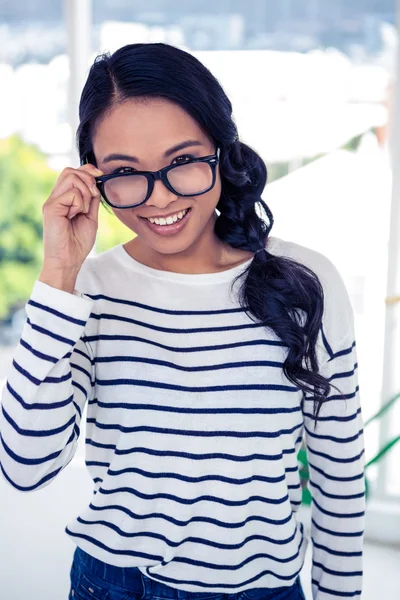 Mujer asiática sosteniendo anteojos —  Fotos de Stock