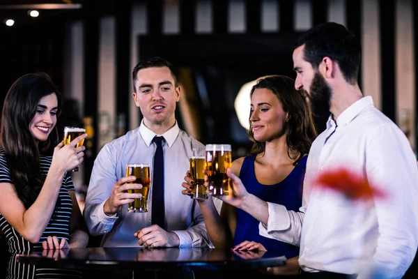 Amigos conversando e tomando cerveja — Fotografia de Stock