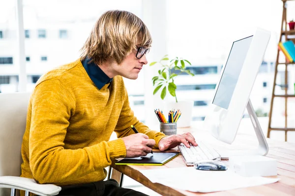 Hipster empresário usando tablet gráfico — Fotografia de Stock