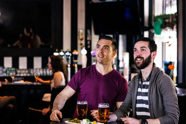 Amigos tendo cerveja e assistindo tv — Fotografia de Stock