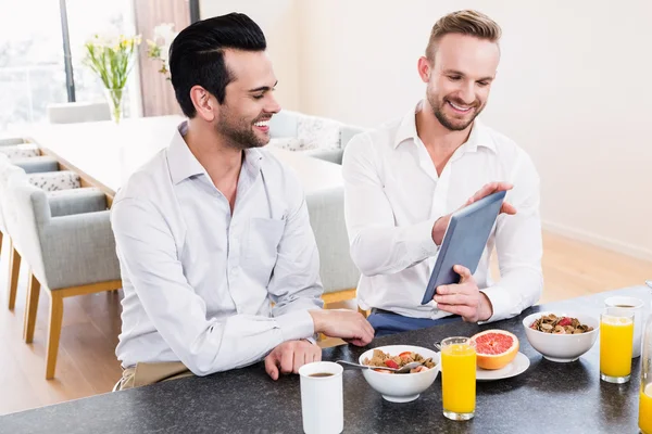 Lächelndes schwules Paar beim Frühstück — Stockfoto