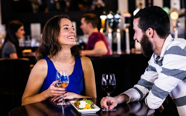 Paar bei einem Glas Wein — Stockfoto