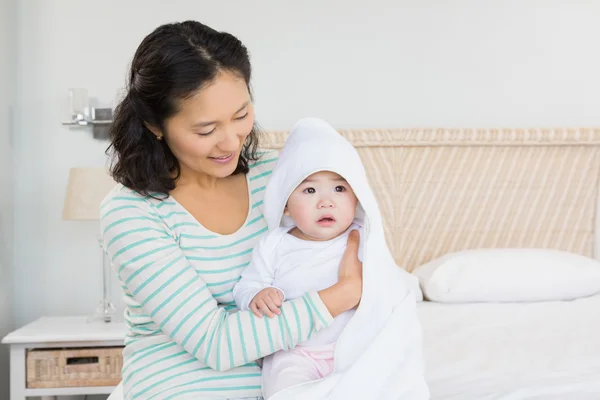 Mãe feliz com bebê filha — Fotografia de Stock