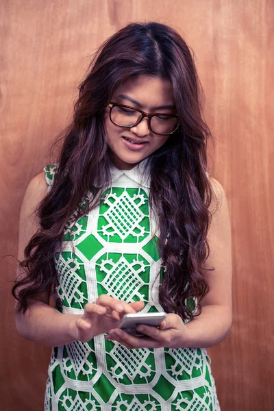 Mujer asiática usando smartphone —  Fotos de Stock