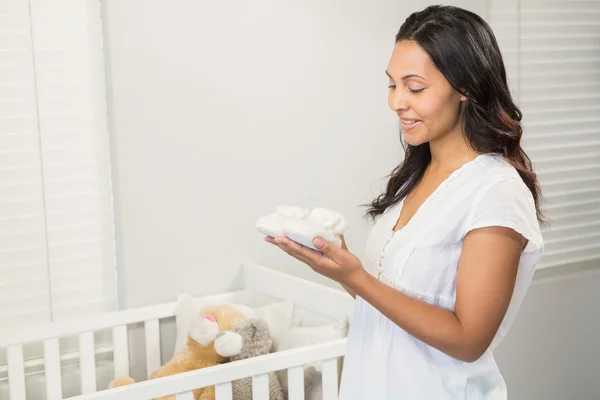 Brünette mit baby shoes — Stockfoto