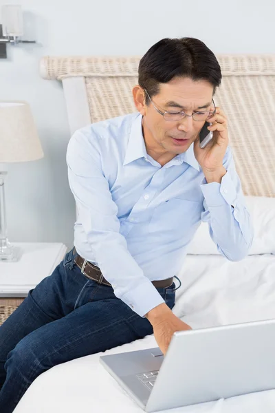 Man on phone call using laptop — Stock Photo, Image