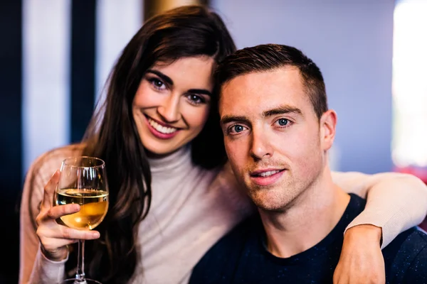 Paar hält Glas Weißwein in der Hand — Stockfoto