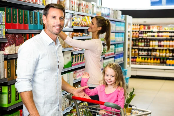 Lycklig familj gör shopping — Stockfoto