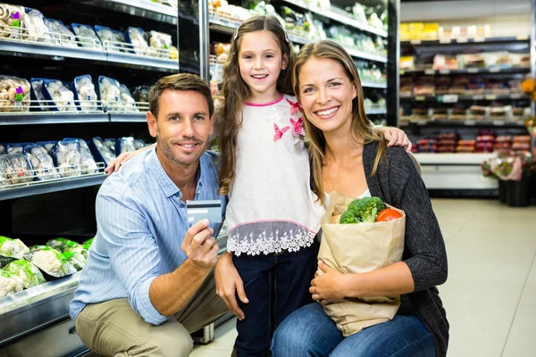 Família mostrando cartão de crédito — Fotografia de Stock