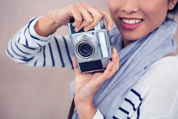 Asian woman taking photograph — Stock Photo, Image