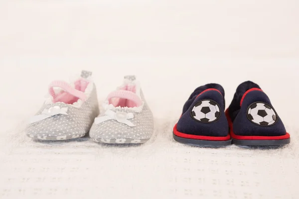 Babyschuhe auf dem Bett — Stockfoto