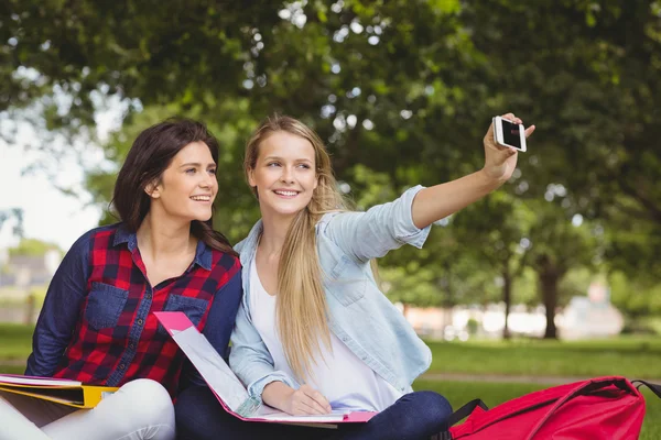 Usmíval se studenti s selfie venkovní — Stock fotografie