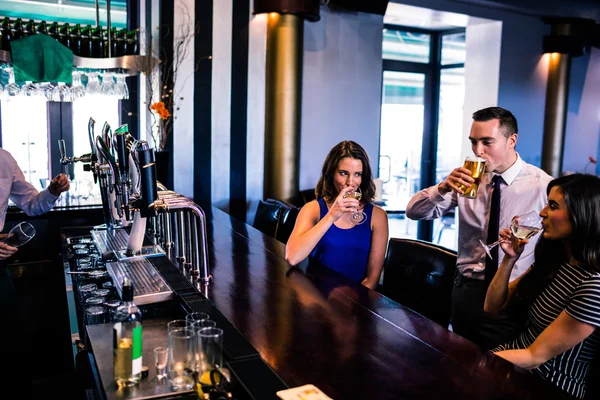 Vänner med drink — Stockfoto