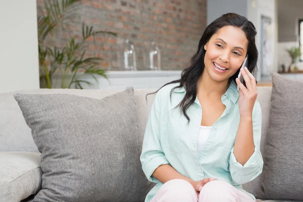 Bruna sorridente al telefono — Foto Stock