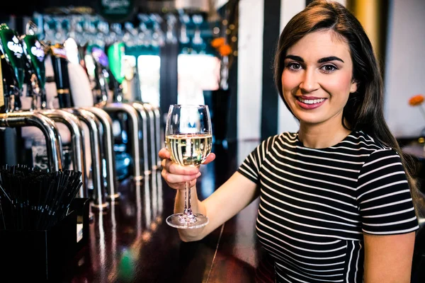 Frau bei einem Glas Wein — Stockfoto