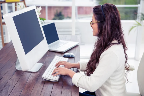 Asiatin arbeitet am Computer — Stockfoto