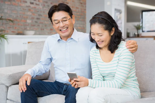 Pareja feliz usando smartphone — Foto de Stock