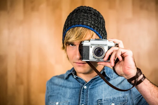 Homem hipster sério tirando fotos — Fotografia de Stock