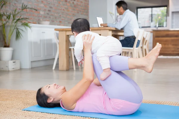 Matka i córka ćwiczenia na mat — Zdjęcie stockowe