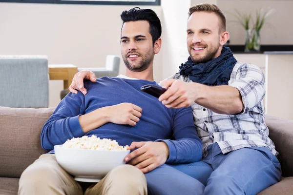 Gay paar televisiekijken — Stockfoto