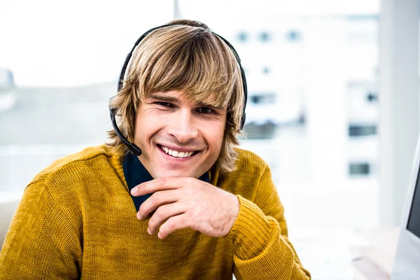 Hipster affärsman använder headset — Stockfoto