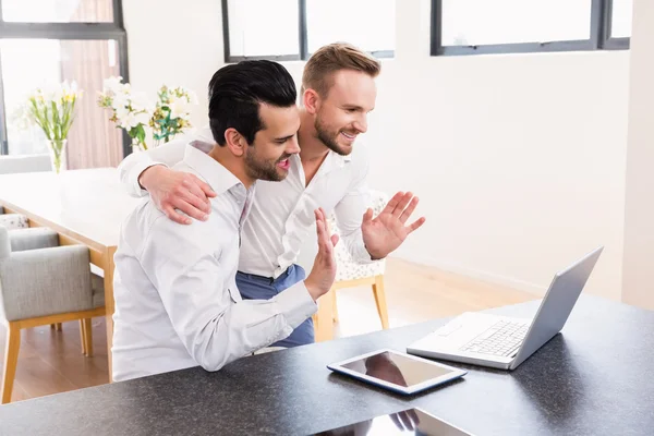 Sonriendo pareja gay haciendo video chat — Foto de Stock