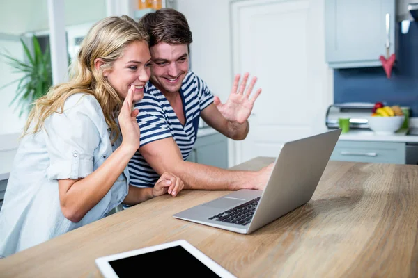 Glada par som använder laptop — Stockfoto