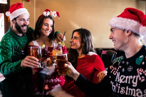 Amici festivi che bevono birra e cocktail — Foto Stock