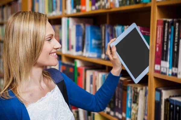 女子学生の本棚でタブレットを片付け — ストック写真