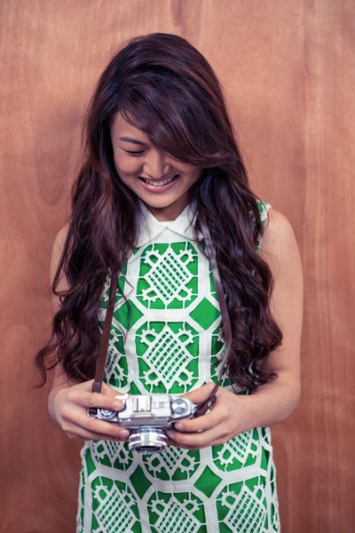 Sorridente donna asiatica che tiene la fotocamera — Foto Stock